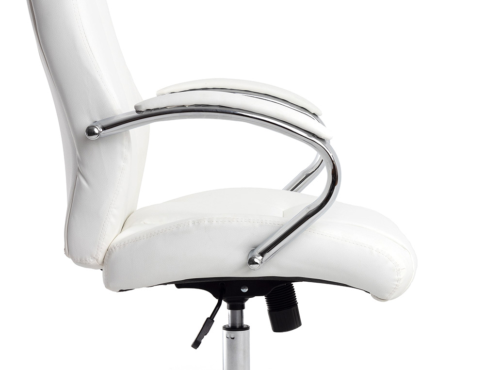 CADEIRA DE DIRECAO Q-CONNECT VERONA IMIT DE PELE BASE METAL ALT MAX 1210 MM LARG 650 MM PROF 730 MM RODAS PREMIUM COR BR