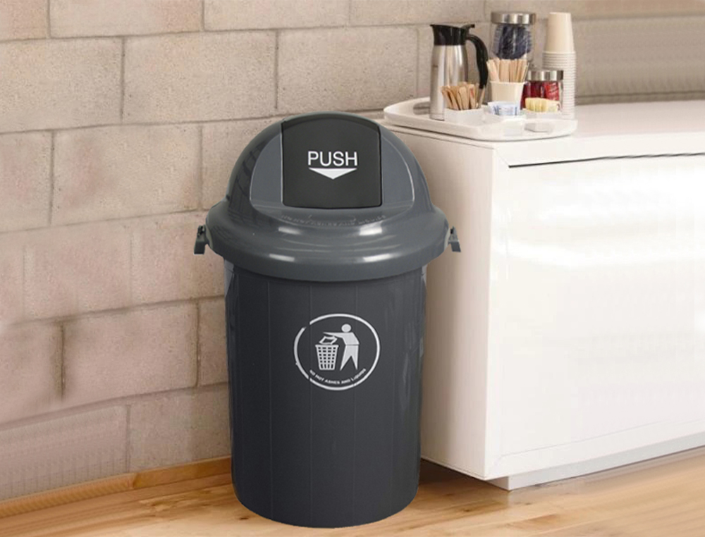 CONTENTOR DE LIXO Q-CONNECT PLASTICO CINZA COM TAMPA REDEONDA GIRATORIA CAPACIDADE PARA 80 LITROS