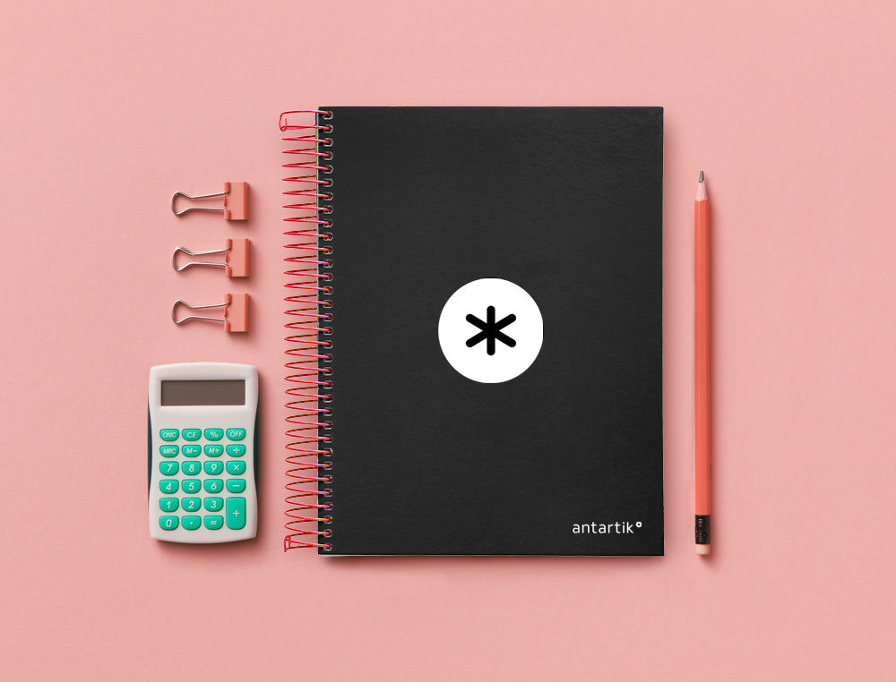 CADERNO ESPIRAL DIN A5 ANTARTIK CAPA FORRADA 120 F 100 GR LISO COM BANDAS DE CORES 6 FUROS COR PRETO